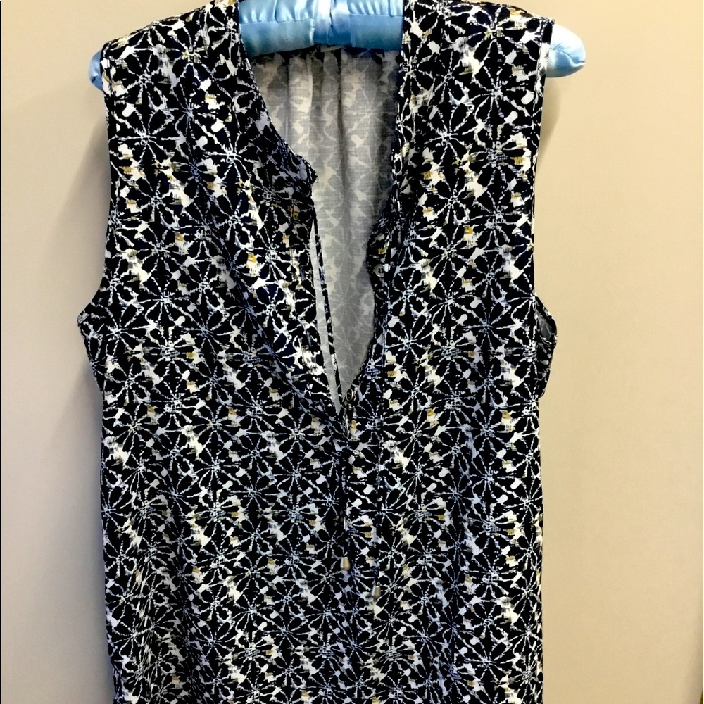 Sleeveless split neck top